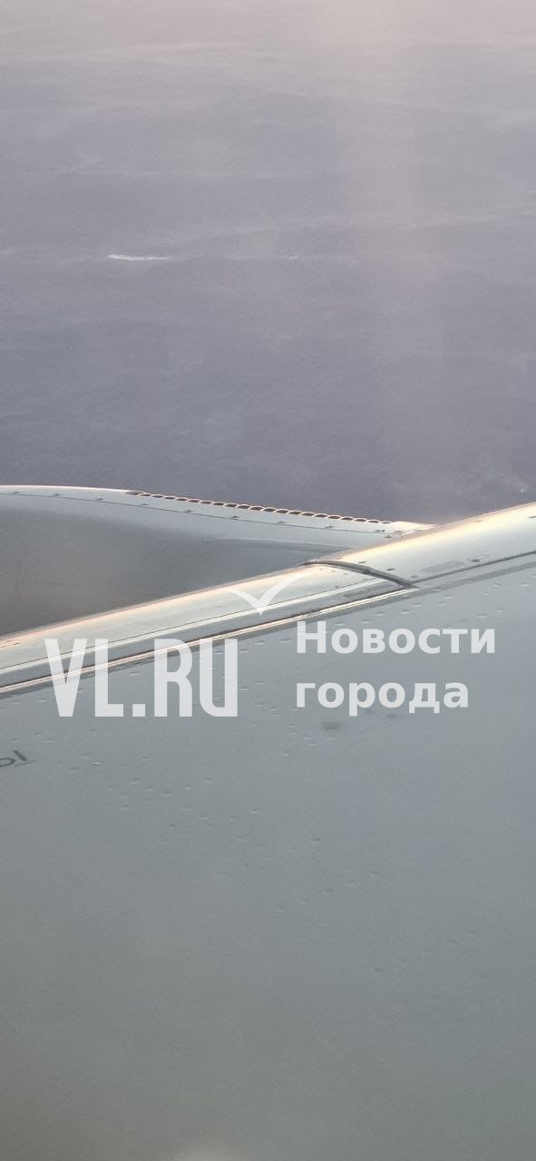 Во время рейса из Владивостока в Благовещенск на самолёте SSJ100 произошло ЧП. Во время взлёта на глазах у пассажиров на правом двигателе открылся капот и через несколько секунд оторвался Во время рейса из Владивостока в Благовещенск на самолёте SSJ100 произошло ЧП. Во время взлёта на глазах у пассажиров на правом двигателе открылся капот и через несколько секунд оторвался