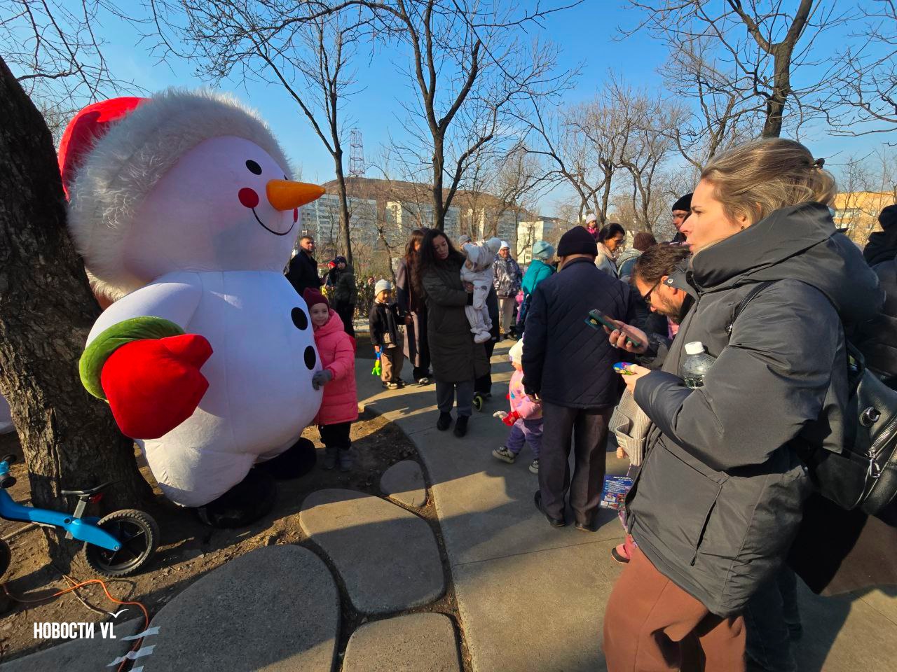 Сегодня в Нагорном парке отмечают День рождения Деда Мороза – в середине ноября из колонок играют новогодние песни, детей развлекают снеговики, зайчики и Чебурашка, предлагают принять участие в эстафете, порисовать или... Сегодня в Нагорном парке отмечают День рождения Деда Мороза – в середине ноября из колонок играют новогодние песни, детей развлекают снеговики, зайчики и Чебурашка, предлагают принять участие в эстафете, порисовать или...