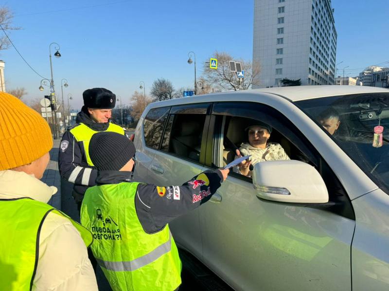Сотрудники Госавтоинспекции Владивостока провели акцию, приуроченную ко Всемирному дню памяти жертв ДТП Сотрудники Госавтоинспекции Владивостока провели акцию, приуроченную ко Всемирному дню памяти жертв ДТП