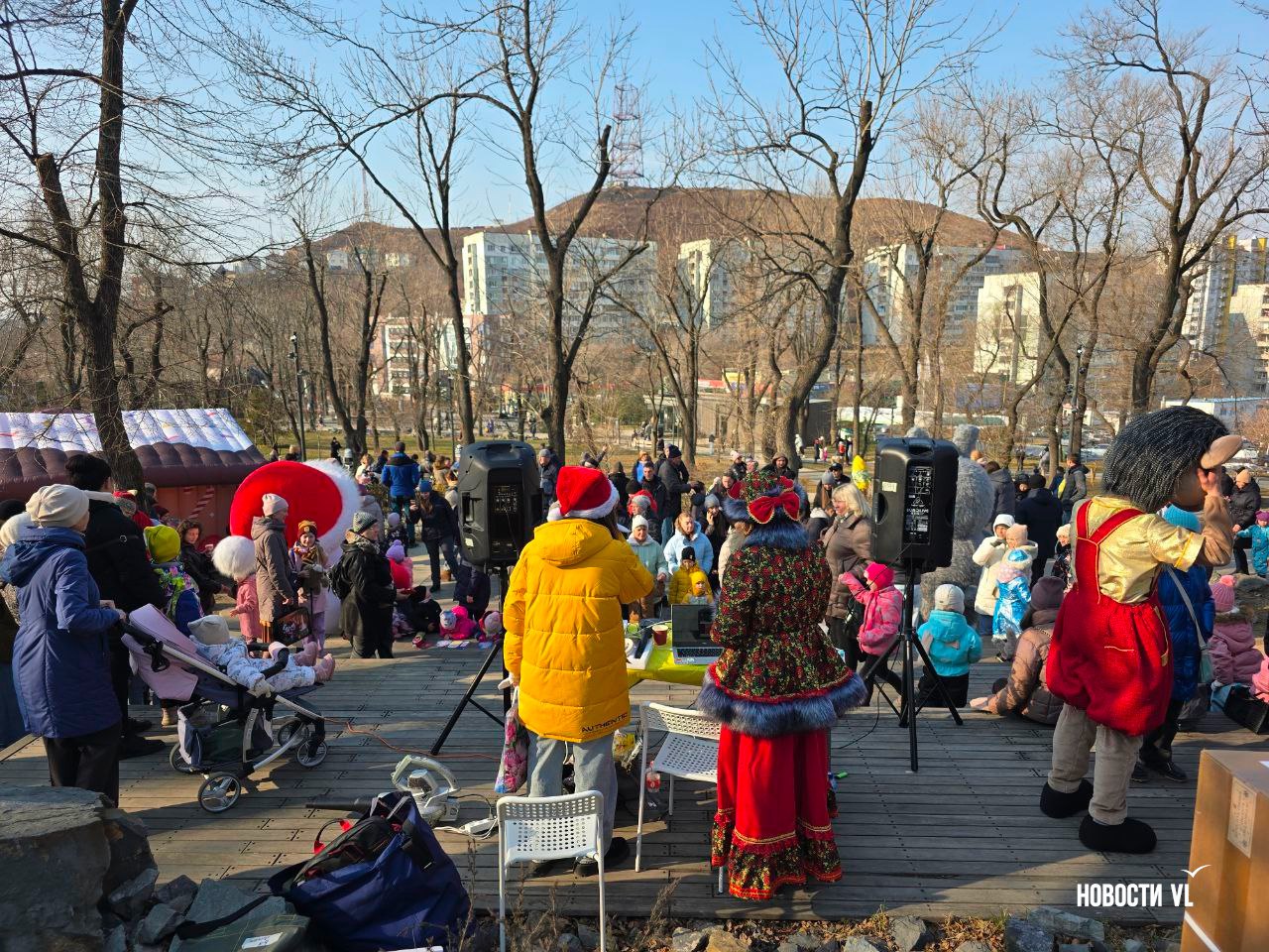 Сегодня в Нагорном парке отмечают День рождения Деда Мороза – в середине ноября из колонок играют новогодние песни, детей развлекают снеговики, зайчики и Чебурашка, предлагают принять участие в эстафете, порисовать или... Сегодня в Нагорном парке отмечают День рождения Деда Мороза – в середине ноября из колонок играют новогодние песни, детей развлекают снеговики, зайчики и Чебурашка, предлагают принять участие в эстафете, порисовать или...