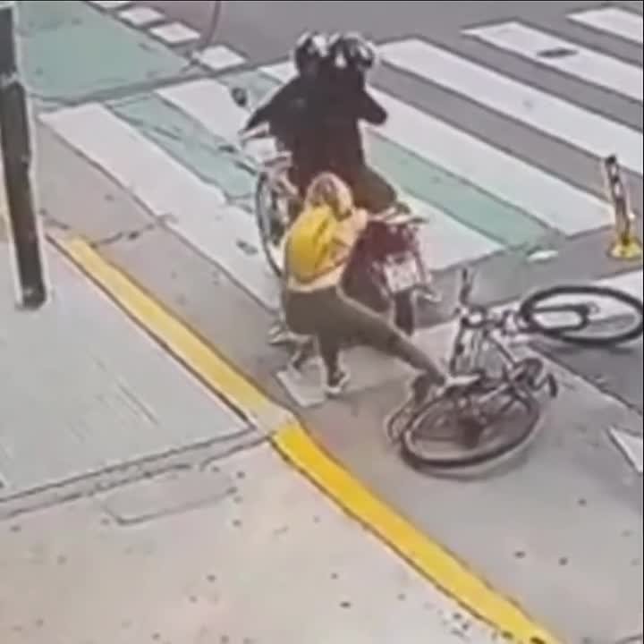 Не на ту напали: в Буэнос-Айресе (Аргентина) отважная россиянка задержала грабителя, который попытался украсть у нее телефон — женщина скинула преступника с мотоцикла и удерживала его до приезда полиции