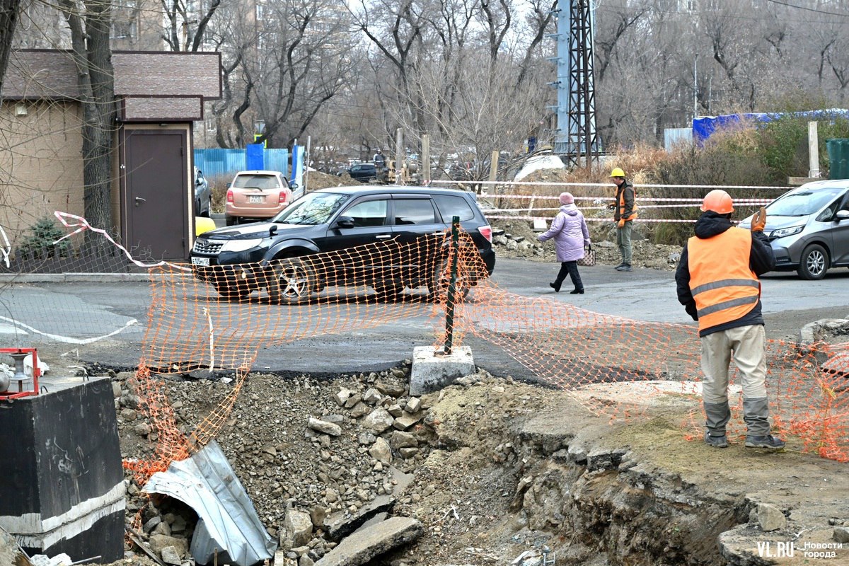 Проезд на двустороннюю Бородинскую восстановили, а на Волжскую ещё не вернули асфальт Проезд на двустороннюю Бородинскую восстановили, а на Волжскую ещё не вернули асфальт