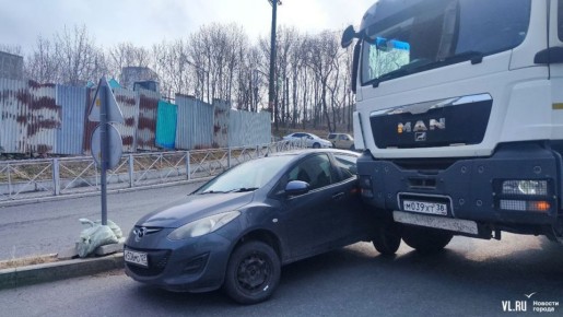 На повороте с Харьковской на Черёмуховую, ниже ТЦ «Черёмушки», самосвал притёр Mazda Demio