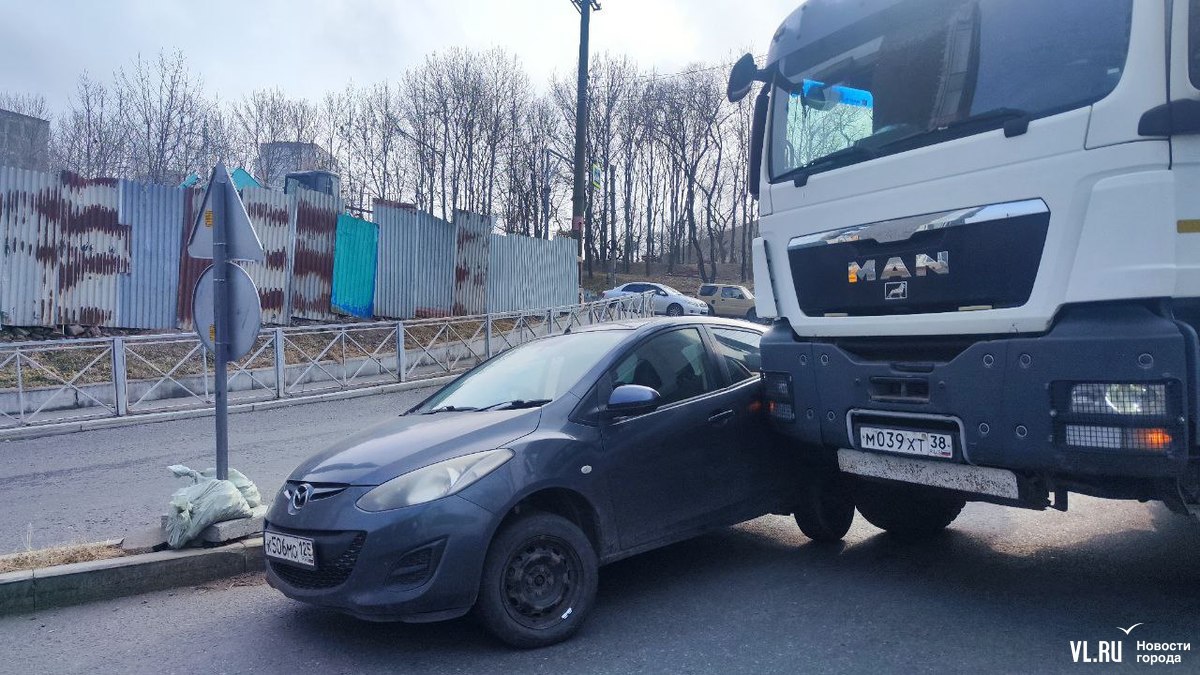 На повороте с Харьковской на Черёмуховую, ниже ТЦ «Черёмушки», самосвал притёр Mazda Demio