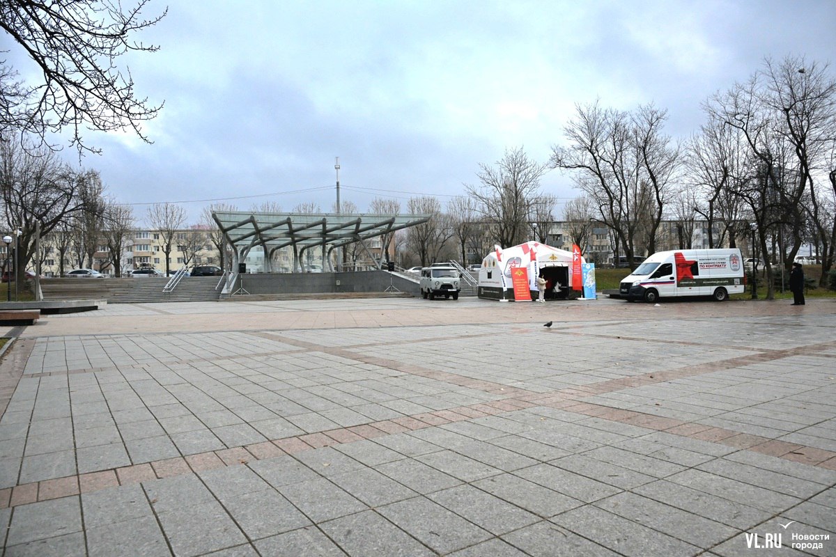 Около Дома молодёжи празднуют день рождения Деда Мороза