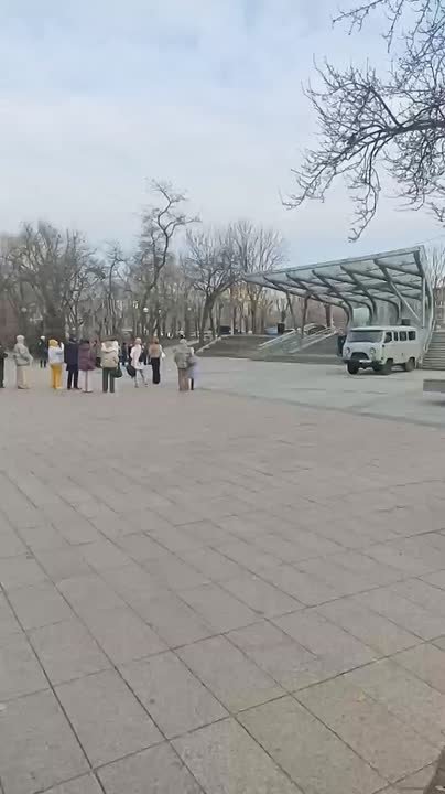 У Дома молодёжи проходит концерт в честь дня рождения Деда Мороза