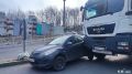 На повороте с Харьковской на Черёмуховую, ниже ТЦ «Черёмушки», самосвал притёр Mazda Demio