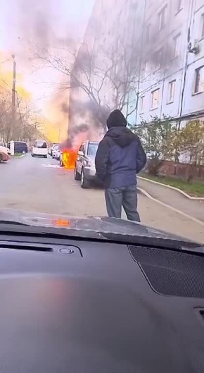 Во Владивостоке на Сафонова полыхает машина