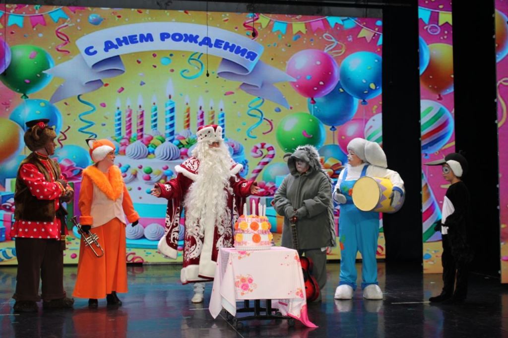 Празднование дня рождения Деда Мороза прошло в Доме культуры поселка Врангель Празднование дня рождения Деда Мороза прошло в Доме культуры поселка Врангель