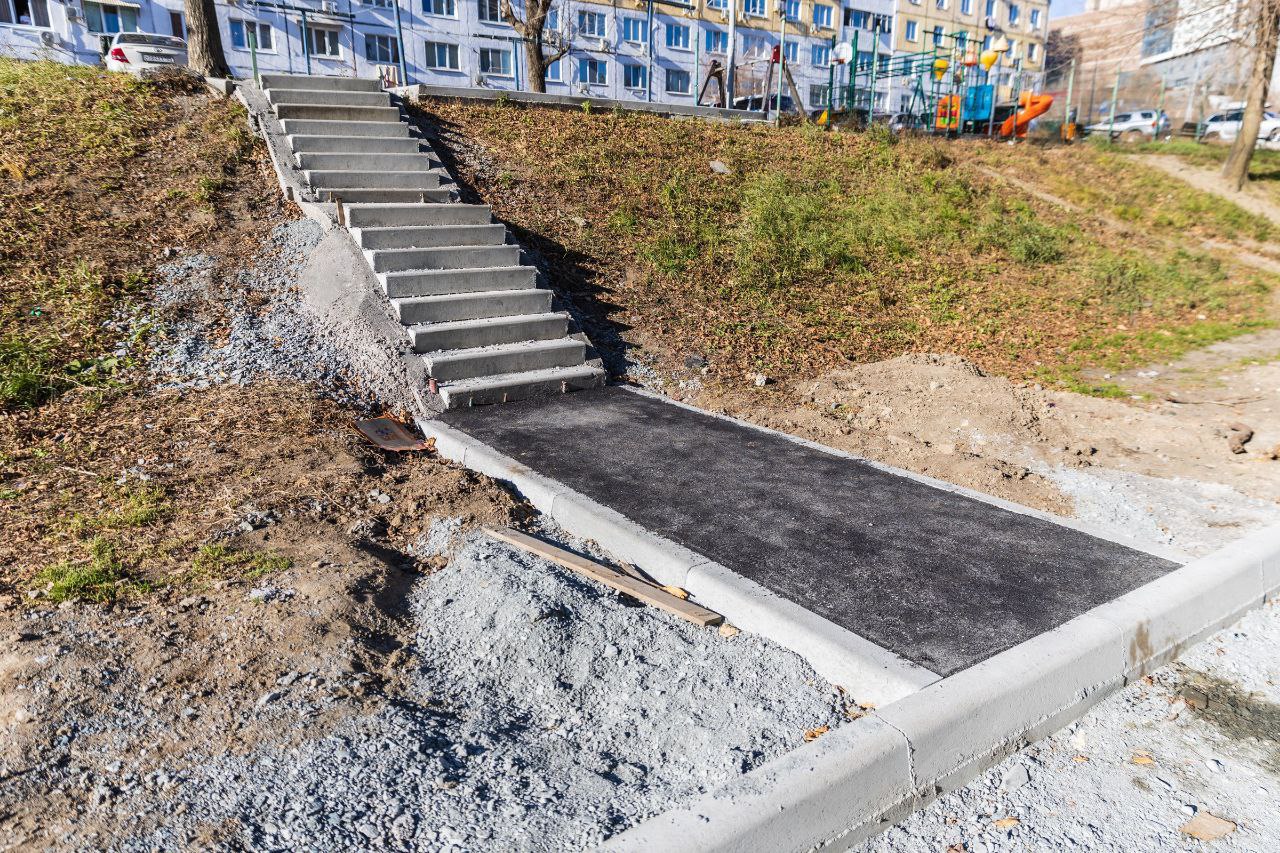 Константин Шестаков: Асфальт и лестницу восстанавливают во дворе дома № 34 на Надибаидзе Константин Шестаков: Асфальт и лестницу восстанавливают во дворе дома № 34 на Надибаидзе