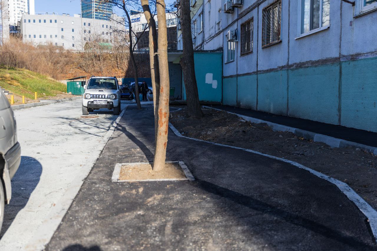 Константин Шестаков: Асфальт и лестницу восстанавливают во дворе дома № 34 на Надибаидзе Константин Шестаков: Асфальт и лестницу восстанавливают во дворе дома № 34 на Надибаидзе