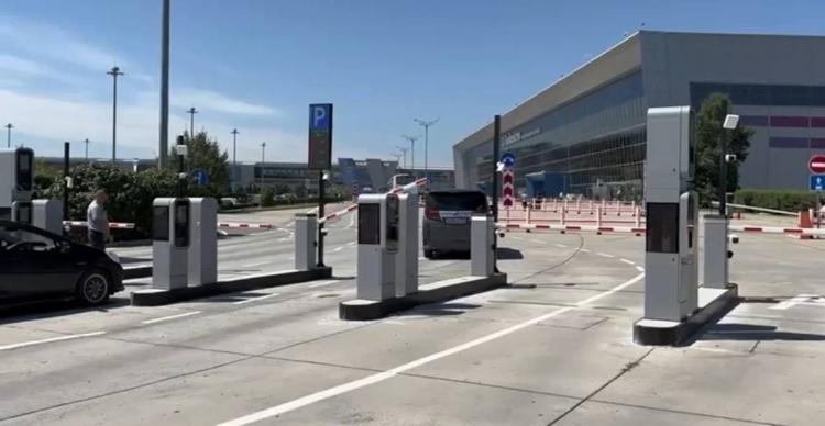 На парковке аэропорта Владивостока появилось новое уведомление: если водитель покидает стоянку и возвращается туда же в течение часа, бесплатного периода больше не предоставляется