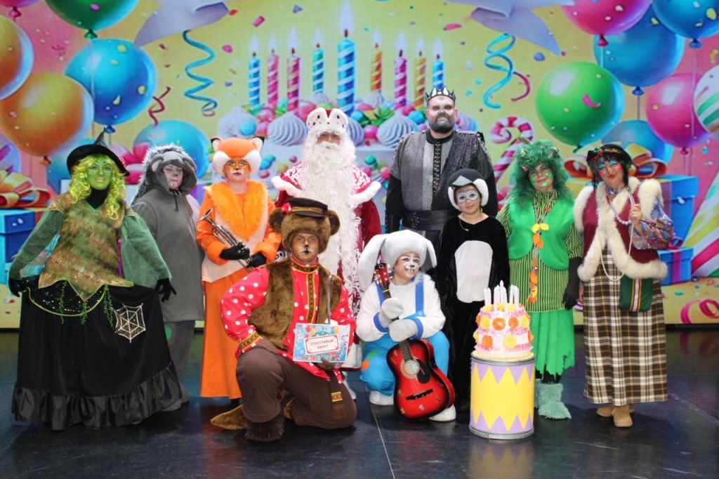 Празднование дня рождения Деда Мороза прошло в Доме культуры поселка Врангель Празднование дня рождения Деда Мороза прошло в Доме культуры поселка Врангель