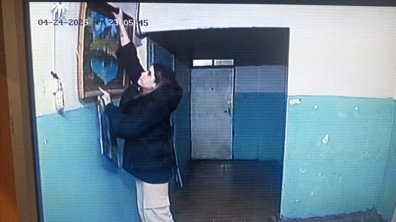 Во Владивостоке девушка забирает из подъездов картины и продаёт их под видом собственных Во Владивостоке девушка забирает из подъездов картины и продаёт их под видом собственных