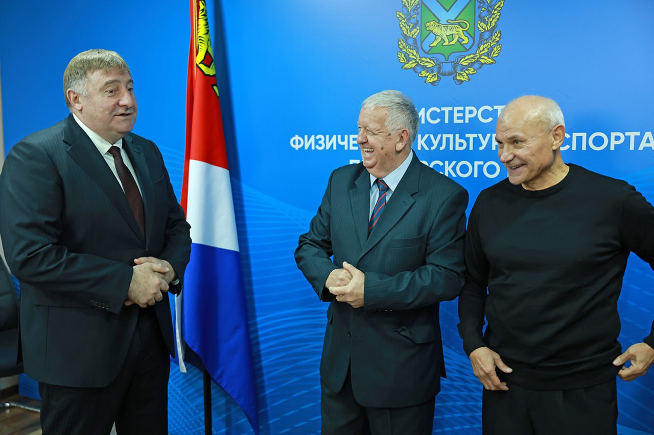 Легенда приморского футбола Владимир Акимов 16 ноября отметил 80-летний юбилей! С важной датой ветерана спорта лично поздравил министр физической культуры и спорта Приморского края Жан Кузнецов, вручив благодарность... Легенда приморского футбола Владимир Акимов 16 ноября отметил 80-летний юбилей! С важной датой ветерана спорта лично поздравил министр физической культуры и спорта Приморского края Жан Кузнецов, вручив благодарность...