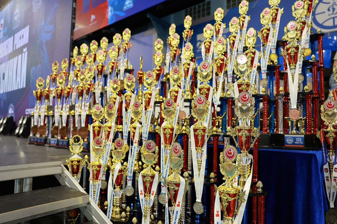 Чемпионат и первенство России по киокусинкай прошли 16 ноября во Владивостоке и собрали в спорткомплексе «Олимпиец» более 260 спортсменов из 26 регионов страны Чемпионат и первенство России по киокусинкай прошли 16 ноября во Владивостоке и собрали в спорткомплексе «Олимпиец» более 260 спортсменов из 26 регионов страны