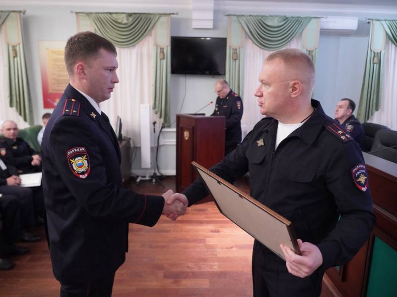 Врио начальника УМВД Приморья Алексей Попов наградил лучших участковых уполномоченных полиции Врио начальника УМВД Приморья Алексей Попов наградил лучших участковых уполномоченных полиции