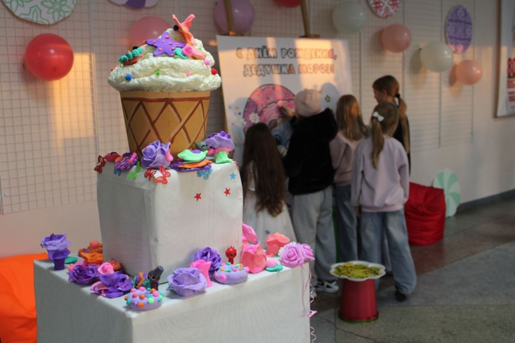 Празднование дня рождения Деда Мороза прошло в Доме культуры поселка Врангель Празднование дня рождения Деда Мороза прошло в Доме культуры поселка Врангель