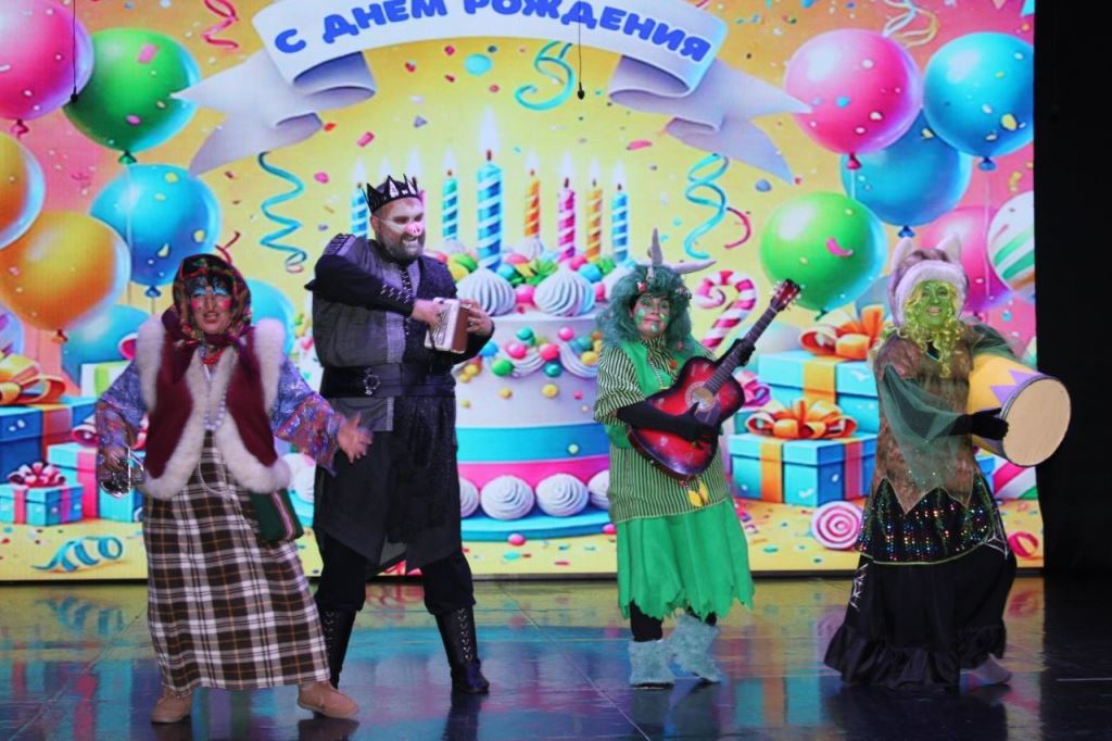 Празднование дня рождения Деда Мороза прошло в Доме культуры поселка Врангель Празднование дня рождения Деда Мороза прошло в Доме культуры поселка Врангель