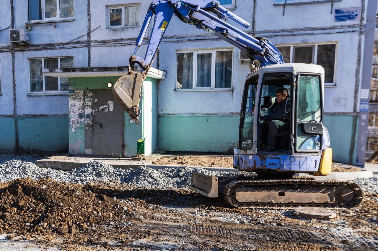 Константин Шестаков: Асфальт и лестницу восстанавливают во дворе дома № 34 на Надибаидзе Константин Шестаков: Асфальт и лестницу восстанавливают во дворе дома № 34 на Надибаидзе