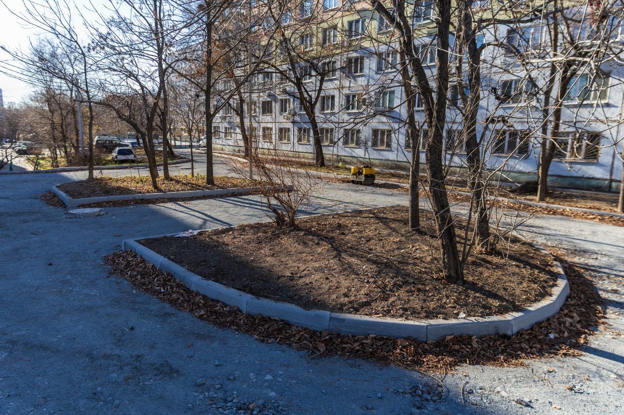 Константин Шестаков: Асфальт и лестницу восстанавливают во дворе дома № 34 на Надибаидзе Константин Шестаков: Асфальт и лестницу восстанавливают во дворе дома № 34 на Надибаидзе