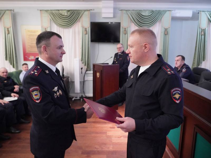 Врио начальника УМВД Приморья Алексей Попов наградил лучших участковых уполномоченных полиции