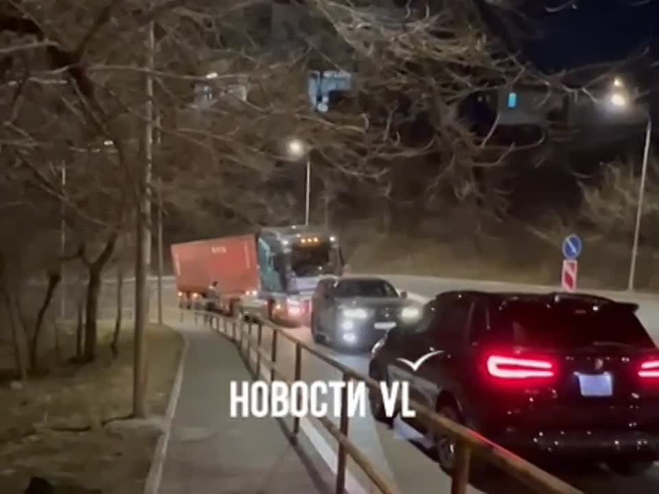 На подъёме по Капитана Шефнера к проспекту Красоты остановилась фура, перекрыв значительную часть проезда