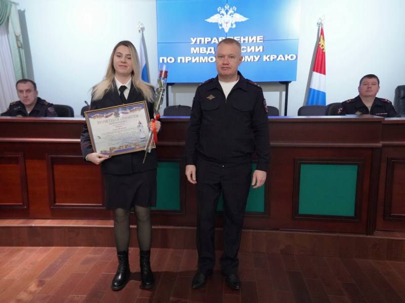 Врио начальника УМВД Приморья Алексей Попов наградил лучших участковых уполномоченных полиции Врио начальника УМВД Приморья Алексей Попов наградил лучших участковых уполномоченных полиции