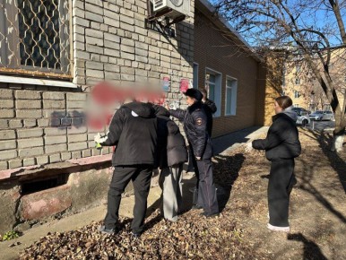 В Уссурийске полицейские и студенты провели рейд по уничтожению наркорекламы