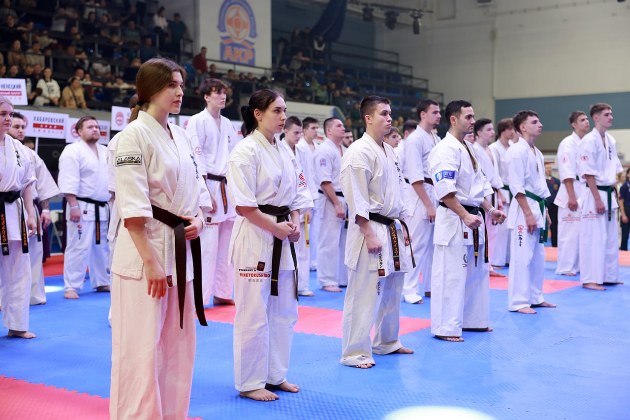 Чемпионат и первенство России по киокусинкай прошли 16 ноября во Владивостоке и собрали в спорткомплексе «Олимпиец» более 260 спортсменов из 26 регионов страны Чемпионат и первенство России по киокусинкай прошли 16 ноября во Владивостоке и собрали в спорткомплексе «Олимпиец» более 260 спортсменов из 26 регионов страны