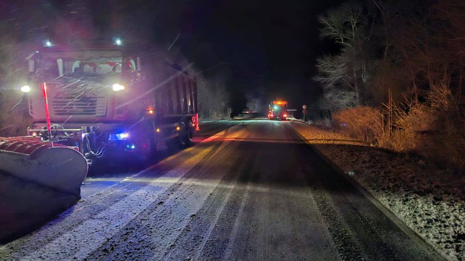 Минувшей ночью специалисты филиала «Шкотовский» очищали и обрабатывали проезжую часть на перевале Серебряный