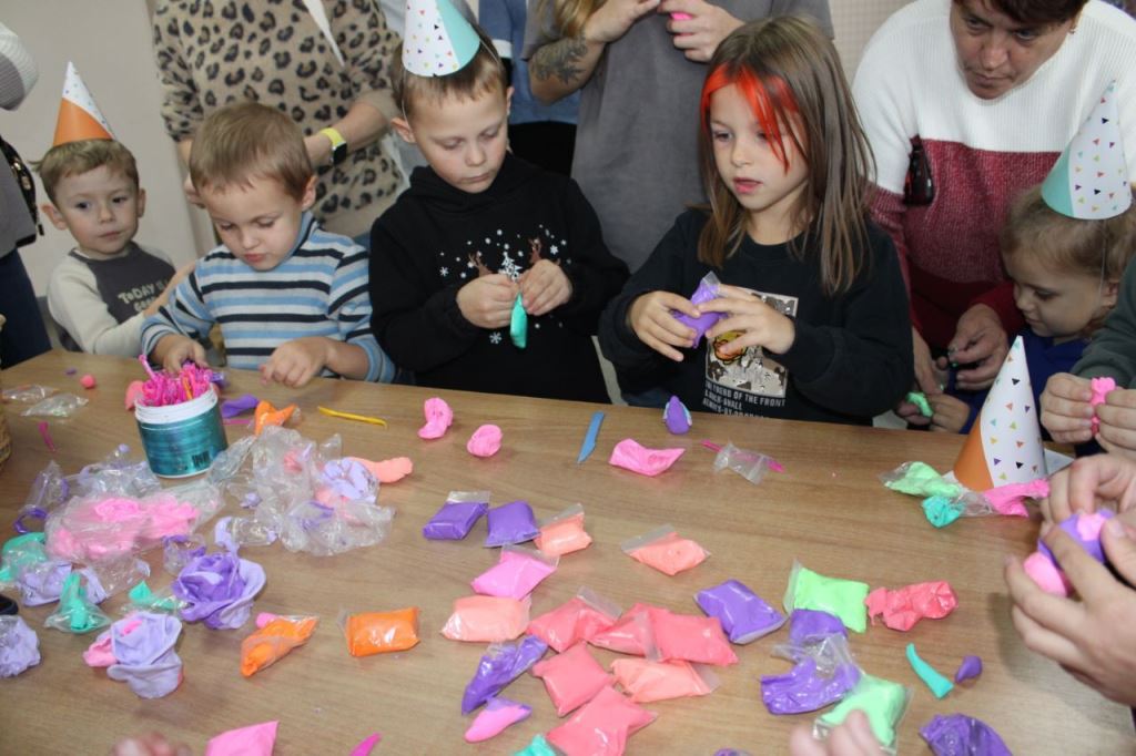 Празднование дня рождения Деда Мороза прошло в Доме культуры поселка Врангель Празднование дня рождения Деда Мороза прошло в Доме культуры поселка Врангель