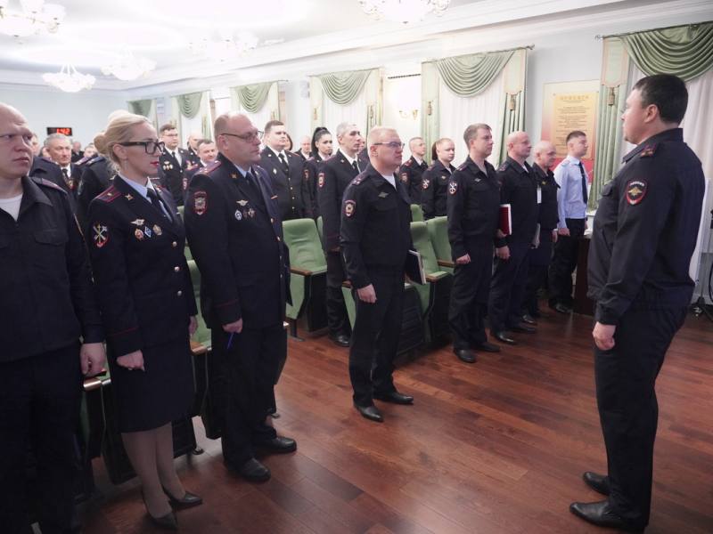 Врио начальника УМВД Приморья Алексей Попов наградил лучших участковых уполномоченных полиции Врио начальника УМВД Приморья Алексей Попов наградил лучших участковых уполномоченных полиции