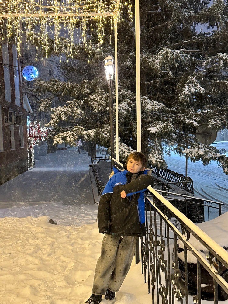 Перестал взрослеть в 10 лет: удивительная история парня, запертого в теле ребенка