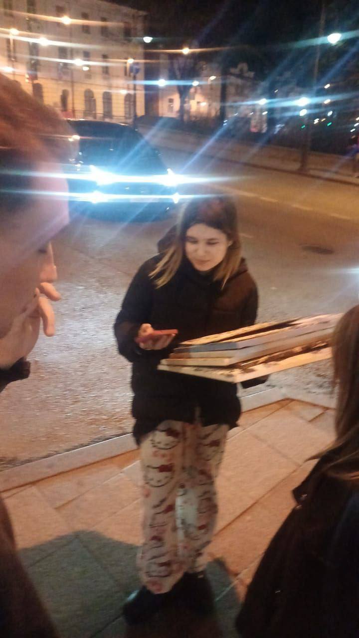 Во Владивостоке девушка забирает из подъездов картины и продаёт их под видом собственных Во Владивостоке девушка забирает из подъездов картины и продаёт их под видом собственных