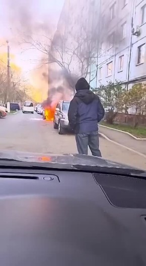 Во дворе на Сафонова сгорел припаркованный автомобиль