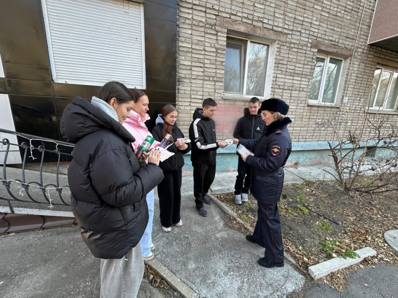 В Уссурийске полицейские и студенты провели рейд по уничтожению наркорекламы В Уссурийске полицейские и студенты провели рейд по уничтожению наркорекламы