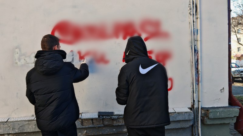 В Уссурийске полицейские и студенты провели рейд по уничтожению наркорекламы В Уссурийске полицейские и студенты провели рейд по уничтожению наркорекламы