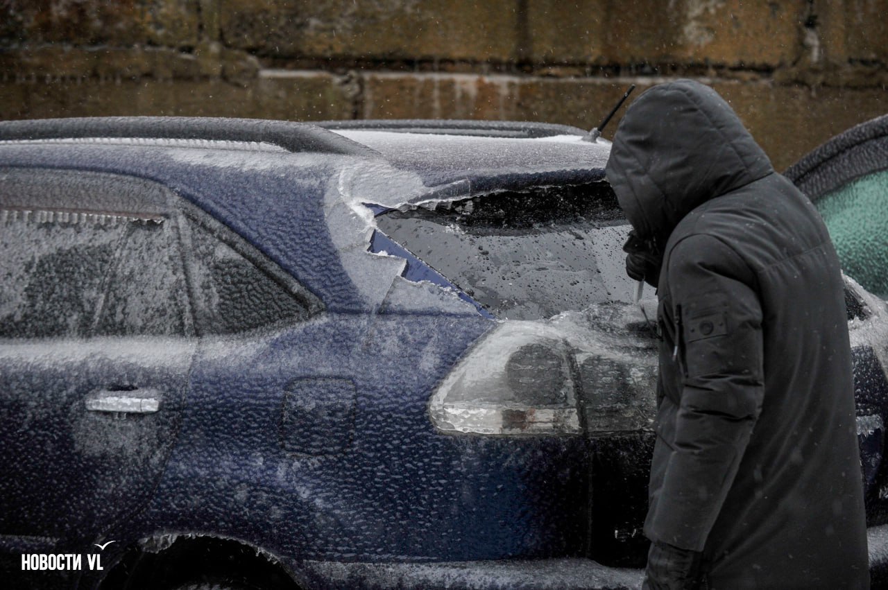 В этот день ровно пять лет назад, 18 ноября 2020 года, во Владивостоке начались осадки, которые войдут в историю как «ледяной дождь» В этот день ровно пять лет назад, 18 ноября 2020 года, во Владивостоке начались осадки, которые войдут в историю как «ледяной дождь»
