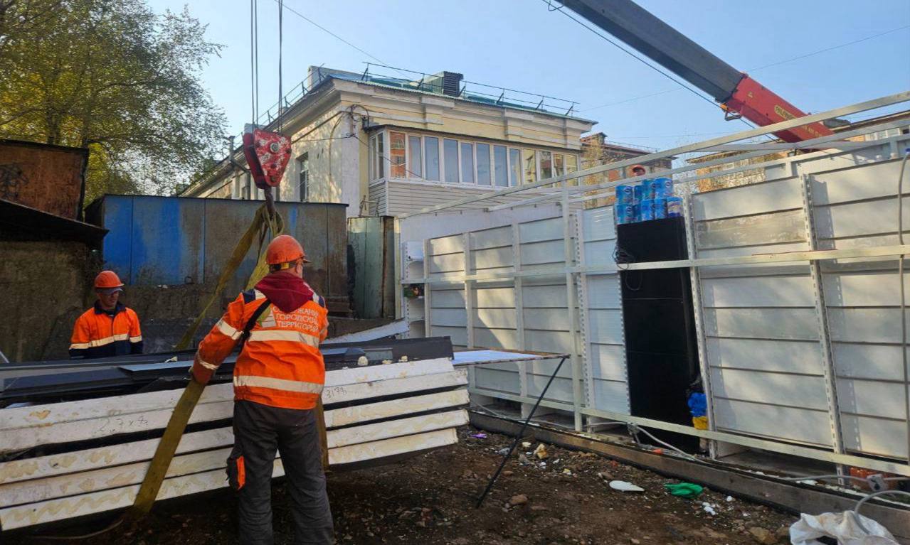 С начала ноября специалисты уже разобрали и вывезли более 650 квадратных метров незаконных построек С начала ноября специалисты уже разобрали и вывезли более 650 квадратных метров незаконных построек