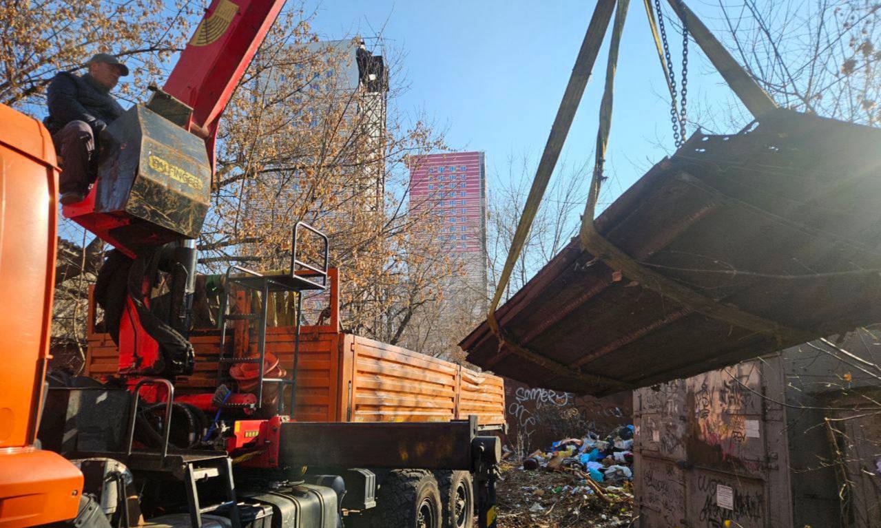 С начала ноября специалисты уже разобрали и вывезли более 650 квадратных метров незаконных построек С начала ноября специалисты уже разобрали и вывезли более 650 квадратных метров незаконных построек