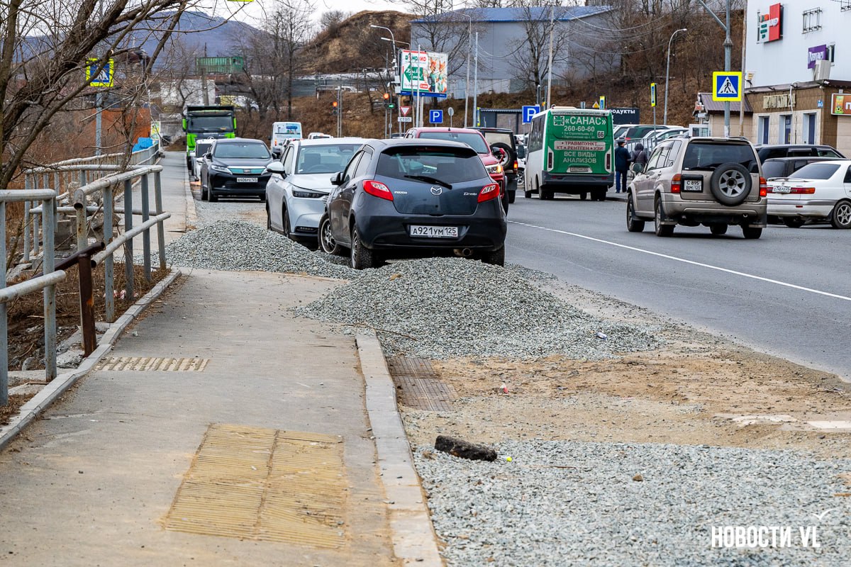 На Ладыгина для прокладки коммуникаций перекопали дорогу На Ладыгина для прокладки коммуникаций перекопали дорогу