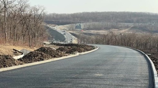 Строители обустраивают съезд и выезд на трассе Седанка – Патрокл в районе Зелёного Угла