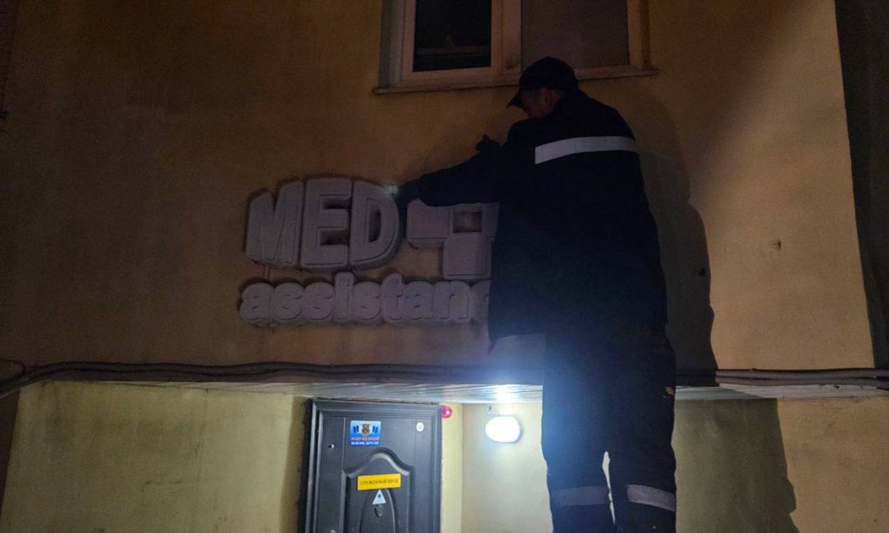 С начала ноября специалисты уже разобрали и вывезли более 650 квадратных метров незаконных построек С начала ноября специалисты уже разобрали и вывезли более 650 квадратных метров незаконных построек