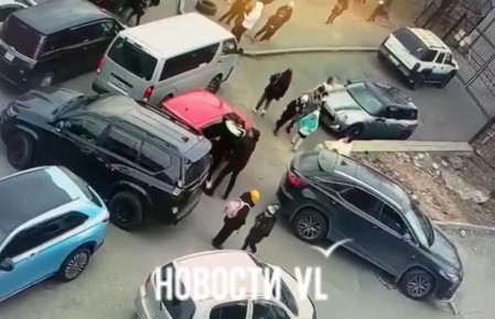 Во Владивостоке водитель Toyota Land Cruiser напал на женщину, которая забирала ребёнка из школы