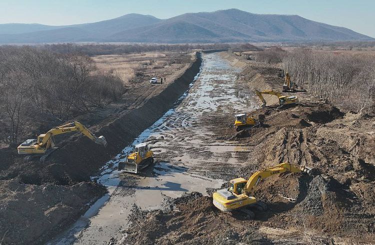 В селе Романовка Приморского края продолжается расчистка русла реки Суходол, которая раньше во время паводков затапливала ближайшие поля и приближалась к домам