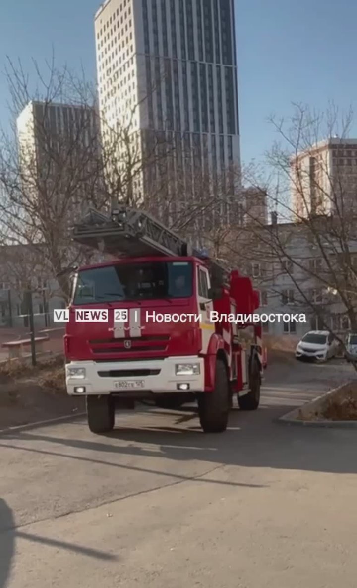 Во Владивостоке на Новожилова разбушевался пожар в квартире на шестом этаже
