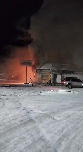 #нампишут в ночь на 18 ноября в Лесозаводске сгорел магазин «Карина»