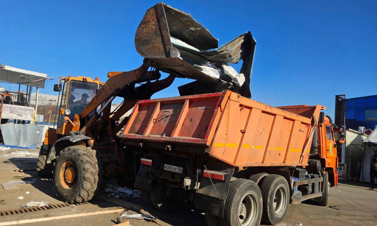 С начала ноября специалисты уже разобрали и вывезли более 650 квадратных метров незаконных построек С начала ноября специалисты уже разобрали и вывезли более 650 квадратных метров незаконных построек