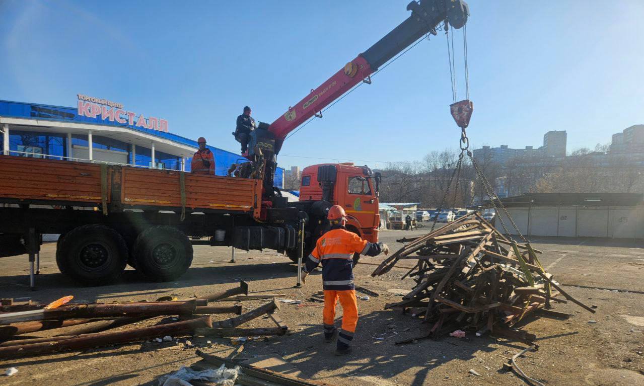 С начала ноября специалисты уже разобрали и вывезли более 650 квадратных метров незаконных построек С начала ноября специалисты уже разобрали и вывезли более 650 квадратных метров незаконных построек